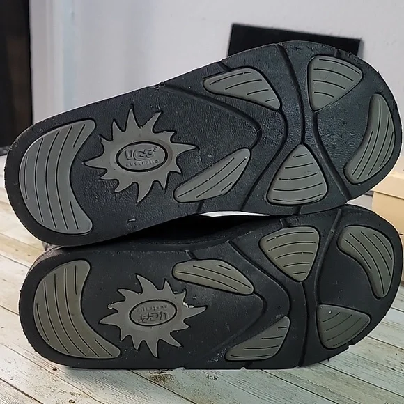 Ugg Avondale 3330 Studded Black Suede Sheepskin Lined Boots Size US‎ 6 - Picture 4 of 10